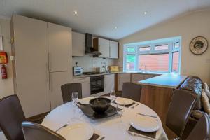 Conkers Lodge for 6 with Hot Tub & Secluded Decking - Spa Resort in Devon