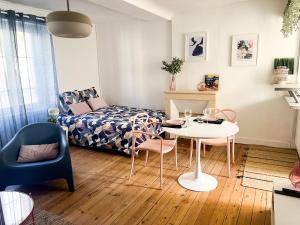 Appartements charmant studio a deux pas du centre ville : photos des chambres