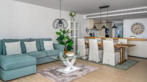 Exclusive Seaview apt by Costarentals - Ref 02