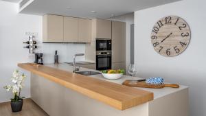 Exclusive Seaview apt by Costarentals - Ref 02