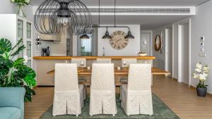 Exclusive Seaview apt by Costarentals - Ref 02