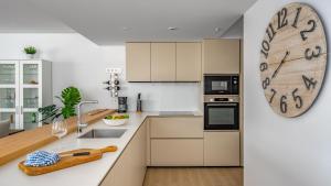 Exclusive Seaview apt by Costarentals - Ref 02