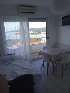 Apartment Luka with Balcony, sea view and FREE parking