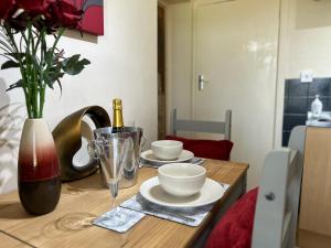 RIVERSIDE ESCAPE by BOURNECOAST - A Lovely Ground Floor Studio Apartment Just a Short Walk from the Riverside, Beaches and Local Shops - FM3001