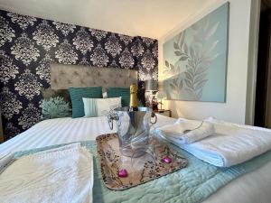 RIVERSIDE ESCAPE by BOURNECOAST - A Lovely Ground Floor Studio Apartment Just a Short Walk from the Riverside, Beaches and Local Shops - FM3001
