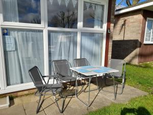 Sunnyside Chalet, walk to the beach & close to Norfolk broads - pet friendly!