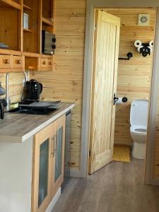 Cuddles & Bubbles Cozy Cabin with jacuzzi spa hot tub