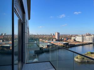 Waterside Retreat: Luxury Canal-Side Apartment in Manchester with Balcony