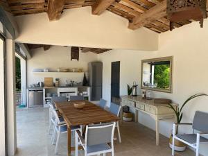 Villas Charming, chic, secluded villa within walking distance from Lorgues : photos des chambres
