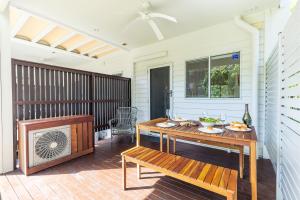 Florida 1 - 2 min walk to beach shops and restaurants