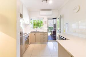 Florida 1 - 2 min walk to beach shops and restaurants