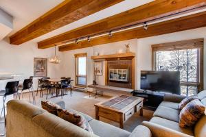 Two-Bedroom Apartment room in Cozy 2 Br Condo Sleeps 6 People Condo