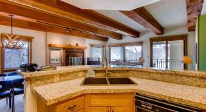 Cozy 2 Br Condo Sleeps 6 People Condo