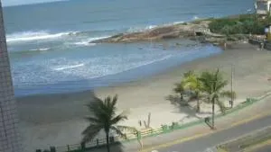 APARTAMENTO, ATÉ 4 PESSOAS,20 Metros da PRAIA do SONHO, PÉ NA AREIA,100 MB WI-FI - 伊塔尼亚恩