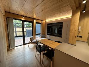 Hermoso departamento de 3 ambientes con amplio jardin. 1V5