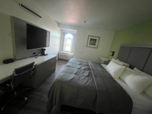 Standard King Room room in Pacific Inn Santa Cruz