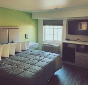 Deluxe King  room in Pacific Inn Santa Cruz