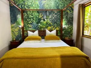 Crater Lakes Rainforest Cottages - Goldsborough