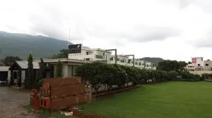 GOLDEN LEAF RESORT - Pipra Dewās