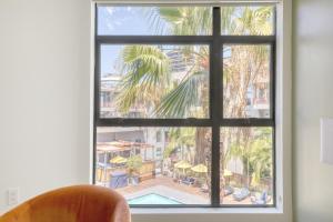 Hollywood 1BR w Gym Pool BBQ nr Metro LAX-840