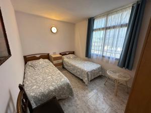 APARTMENTOS EUROHOSTAL 1linea de playa las fuentes
