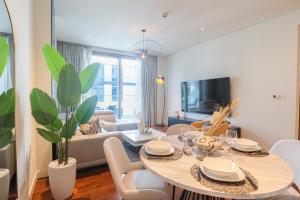 HiGuests - Charming Retreat in CityWalk With Balcony and Pool