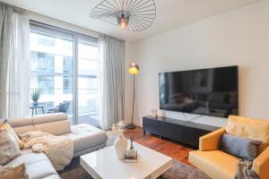 HiGuests - Charming Retreat in CityWalk With Balcony and Pool