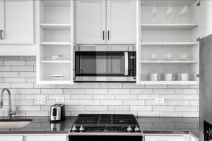 Elmhurst 1br w lounge pool gym nr Metra CHI-861