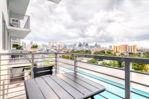 Little Havana 1br w pool gym near restaurants MIA-48