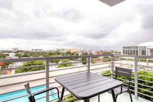 Little Havana 1br w pool gym near restaurants MIA-48