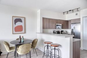 Little Havana 1br w pool gym near restaurants MIA-48