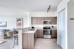 Little Havana 1br w pool gym near restaurants MIA-48