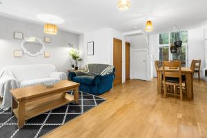 House 5 Ironcroft - Modern Pet-friendly, Walk to beach & village