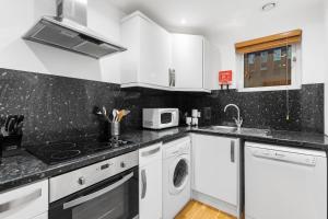 House 5 Ironcroft - Modern Pet-friendly, Walk to beach & village