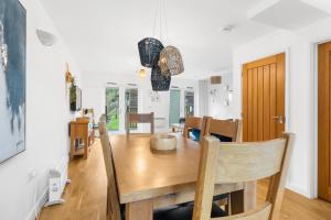 House 5 Ironcroft - Modern Pet-friendly, Walk to beach & village