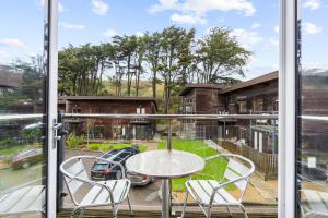 House 5 Ironcroft - Modern Pet-friendly, Walk to beach & village