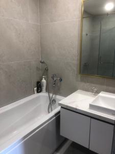 ARIA RESORT-FREE SWIMMING POOL, Relax by sea Hồ bơi miên phí và bãi tắm riêng, 40m ra biển