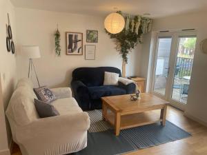 House 6 Goldcroft - Walk to Beach & Village, Pet-friendly & hottub