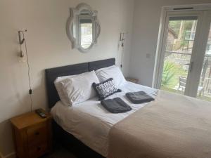 House 6 Goldcroft - Walk to Beach & Village, Pet-friendly & hottub