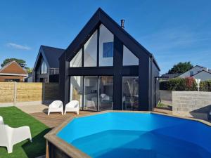 Maisons de vacances LES PORTSALLAISES piscine ou spa a 300m de la plage : photos des chambres