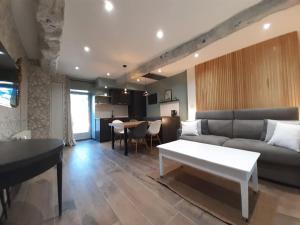 Maisons de vacances Studio meuble avec terrasse axe Rennes Saint Malo : photos des chambres