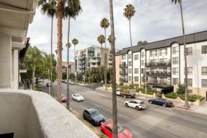 Beverly Hills 2BR near the Grove Rodeo Drive LAX-866