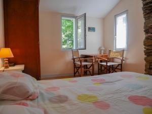 Maisons de vacances Maison 2 ch. a Locmaria, 800m de la plage, jardin clos, animaux OK, equipements complets - FR-1-418-158 : photos des chambres