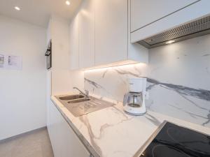 Bright apartment with frontal sea view