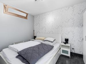 Sunny apartment with sea-views