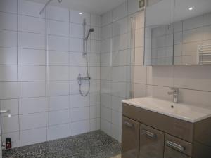 Appartement rénové en plein centre de Palais avec cour ensoleillée, proche du port, animaux acceptés - FR-1-418-222