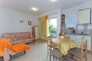 Apartment in Tucepi with terrace, air conditioning, WiFi, washing machine 202-4 