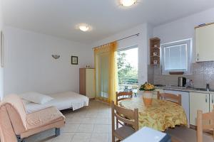 Apartment in Tucepi with terrace, air conditioning, WiFi, washing machine 202-4