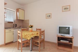 Apartment in Tucepi with terrace, air conditioning, WiFi, washing machine 202-4