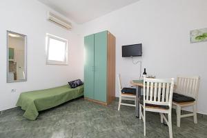 Studio apartment in Tucepi with air conditioning, WiFi, washing machine 202-2